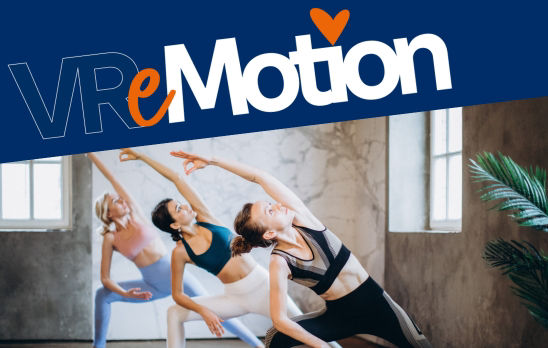 Drei Frauen führen eine Yogaübung aus