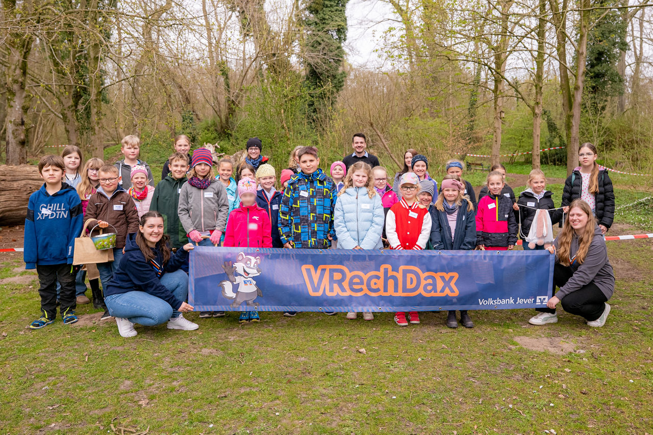 Ein Gruppenfoto der VRechDax Ostereiersuche