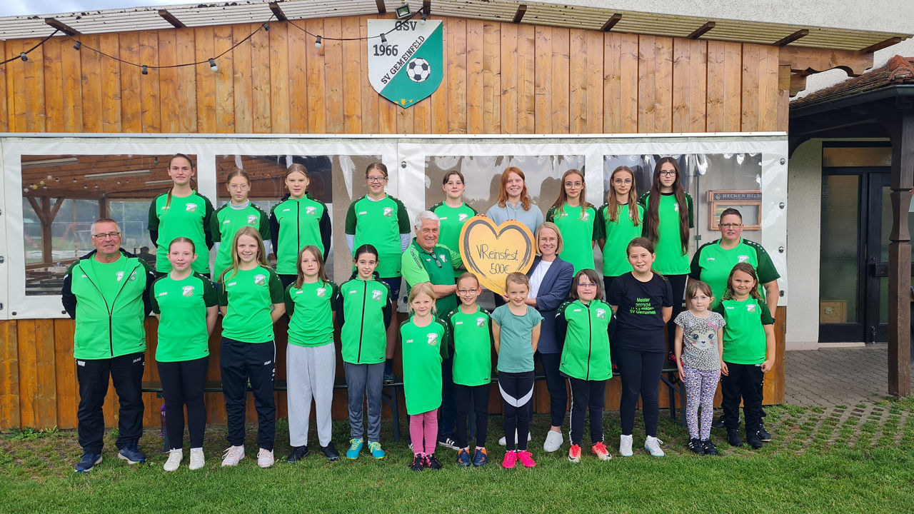 Die U13-Mädels vom SV Gemeinfeld freuen sich, als Kundenberaterin Jennifer Rüth den Gewinn überreichte.