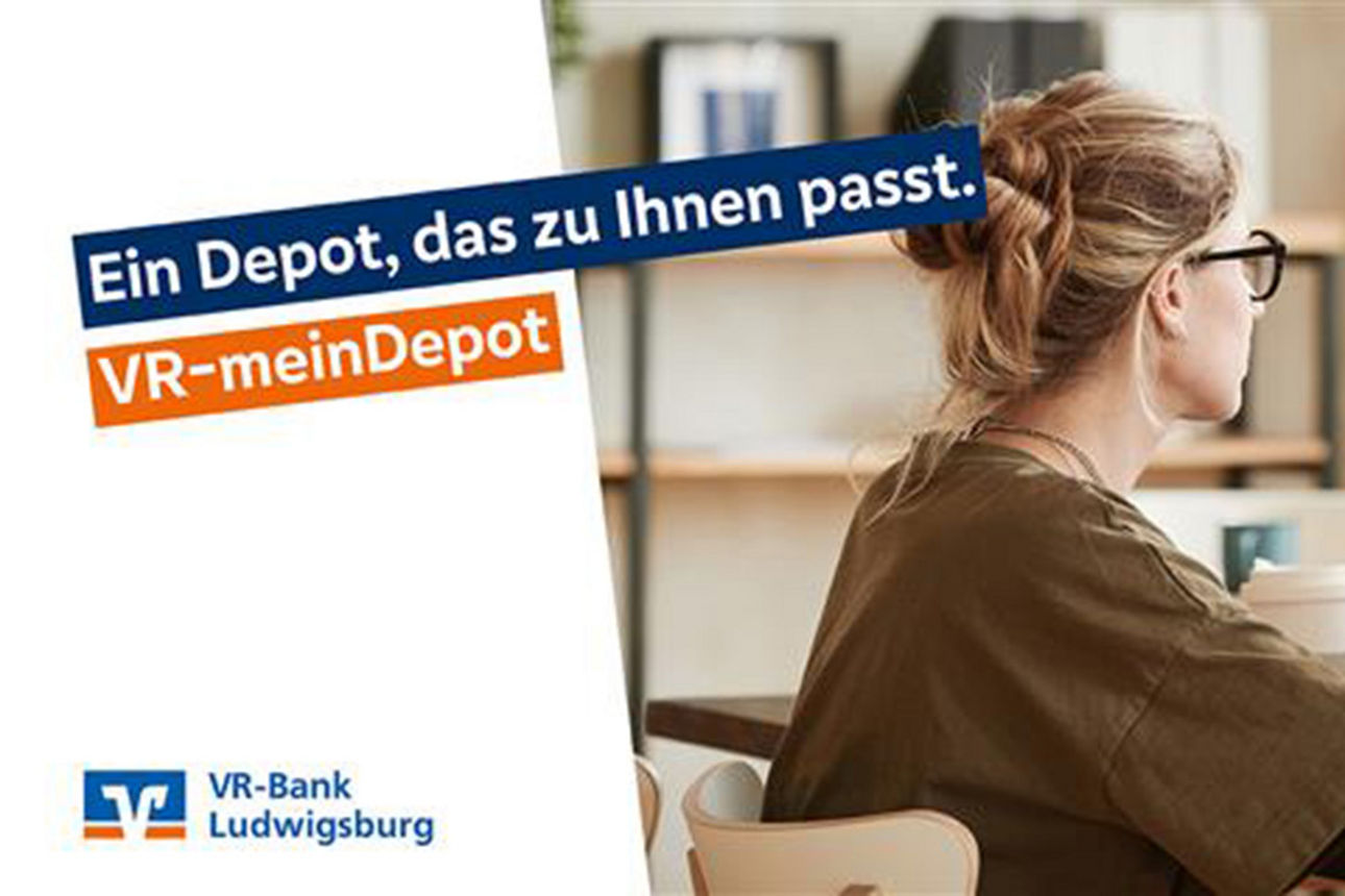 Junge Frau analysiert bunte Finanzdiagramme am Computer – daneben Werbung für VR-meinDepot der VR-Bank Ludwigsburg.