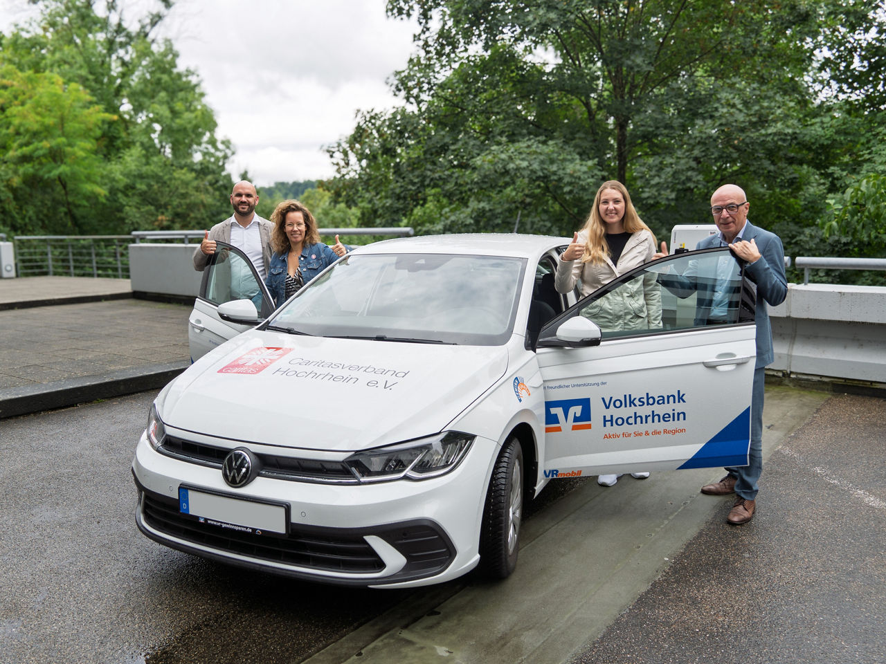 Bild des VRmobil Fahrzeugs bei der Spendenübergabe durch Mitarbeiter der Volksbank Hochrhein.