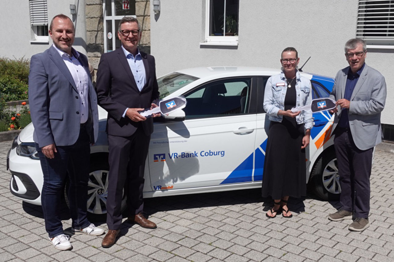 VR-Bank Coburg bei Übergabe des VRmobils an Caritas Coburg