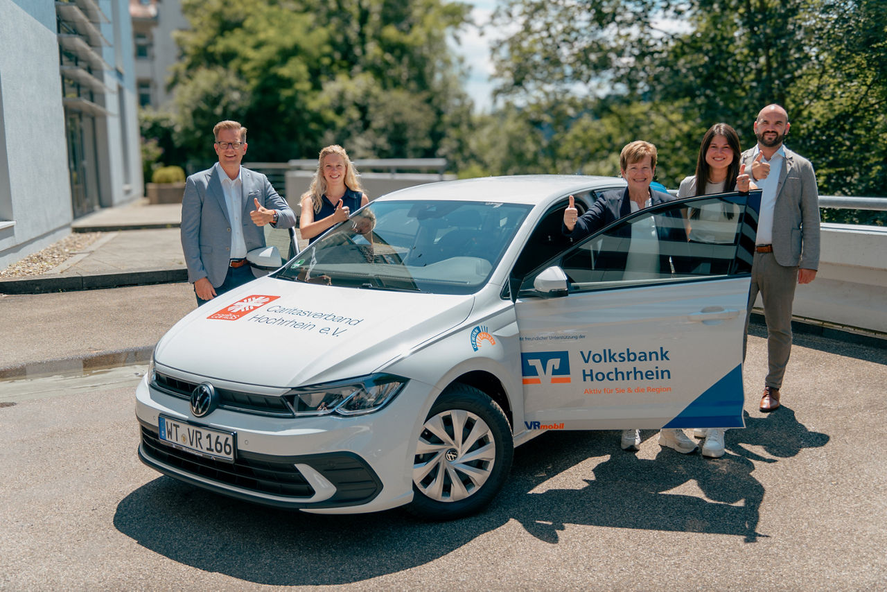 Bild des VRmobil Fahrzeugs bei der Spendenübergabe durch Mitarbeiter der Volksbank Hochrhein.