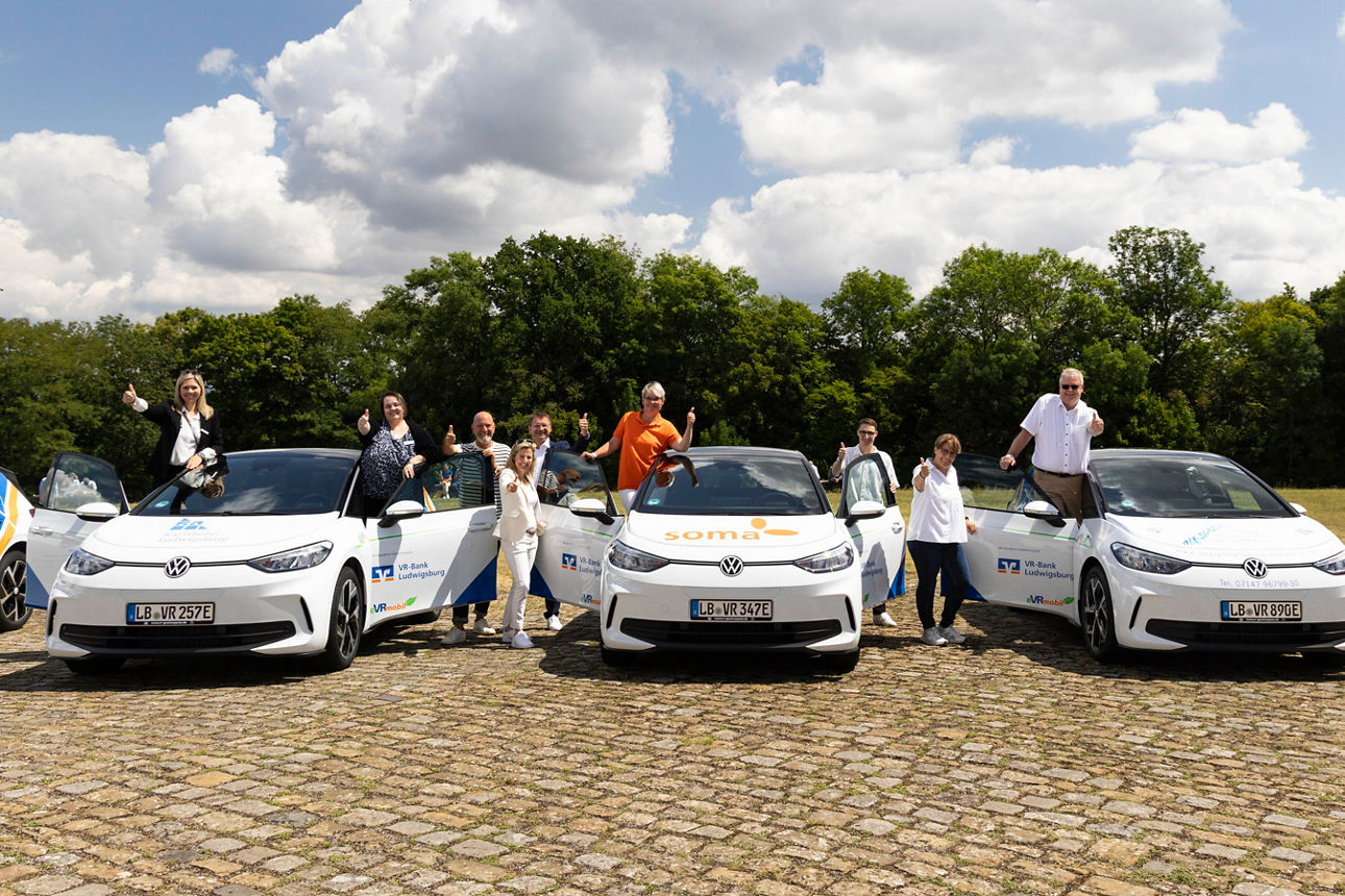 Drei neue E-Autos von der VR-Bank Ludwigsburg für Sozialstationen im Landkreis