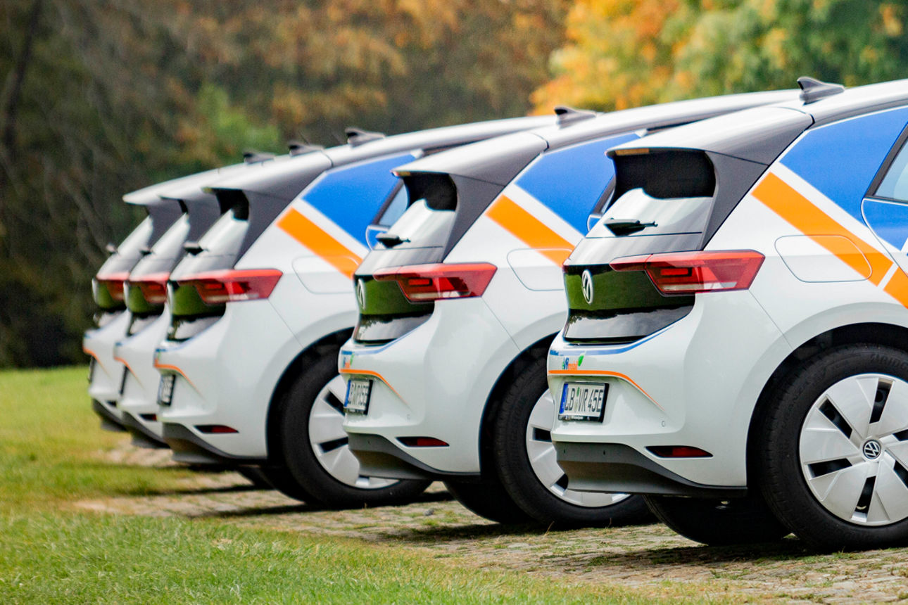 Lachende Kinder in Fußballtrikots