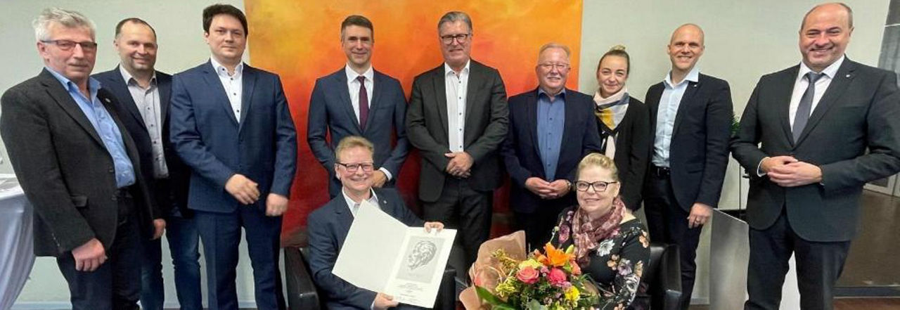 Harald Wehner ist umringt von Kolleginnen und Kollegen, die ihm zum Geburtstag gratulieren