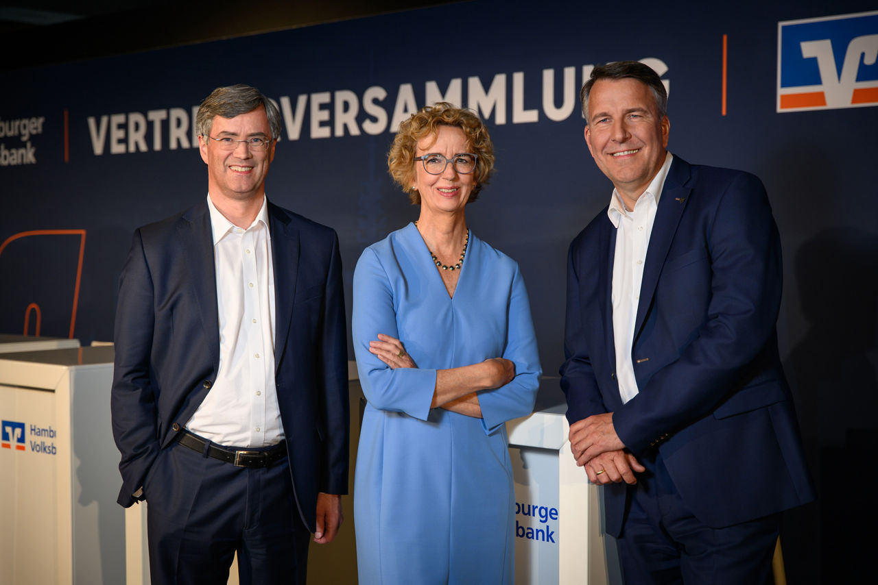 Foto des Vorstands der Hamburger Volksbank bei der Vollversammlung