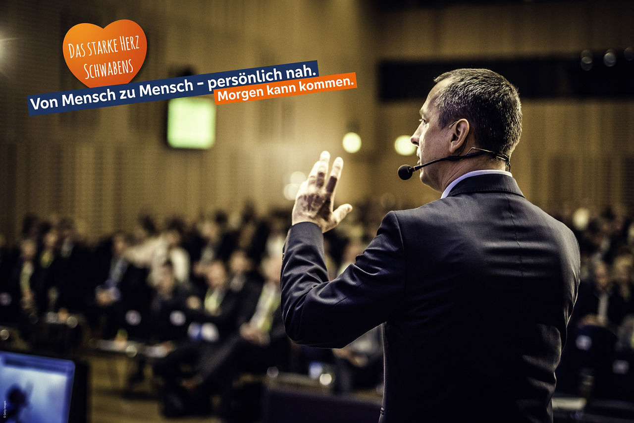 Ein Sprecher vor Publikum