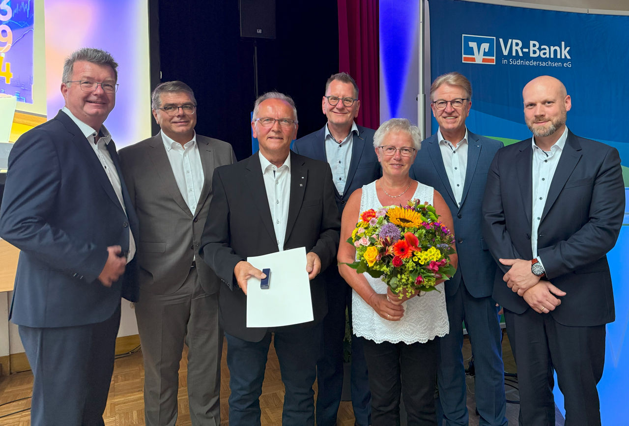 Gruppenfoto und Verabschiedung Ulrich Vollmer aus dem Aufsichtsrat