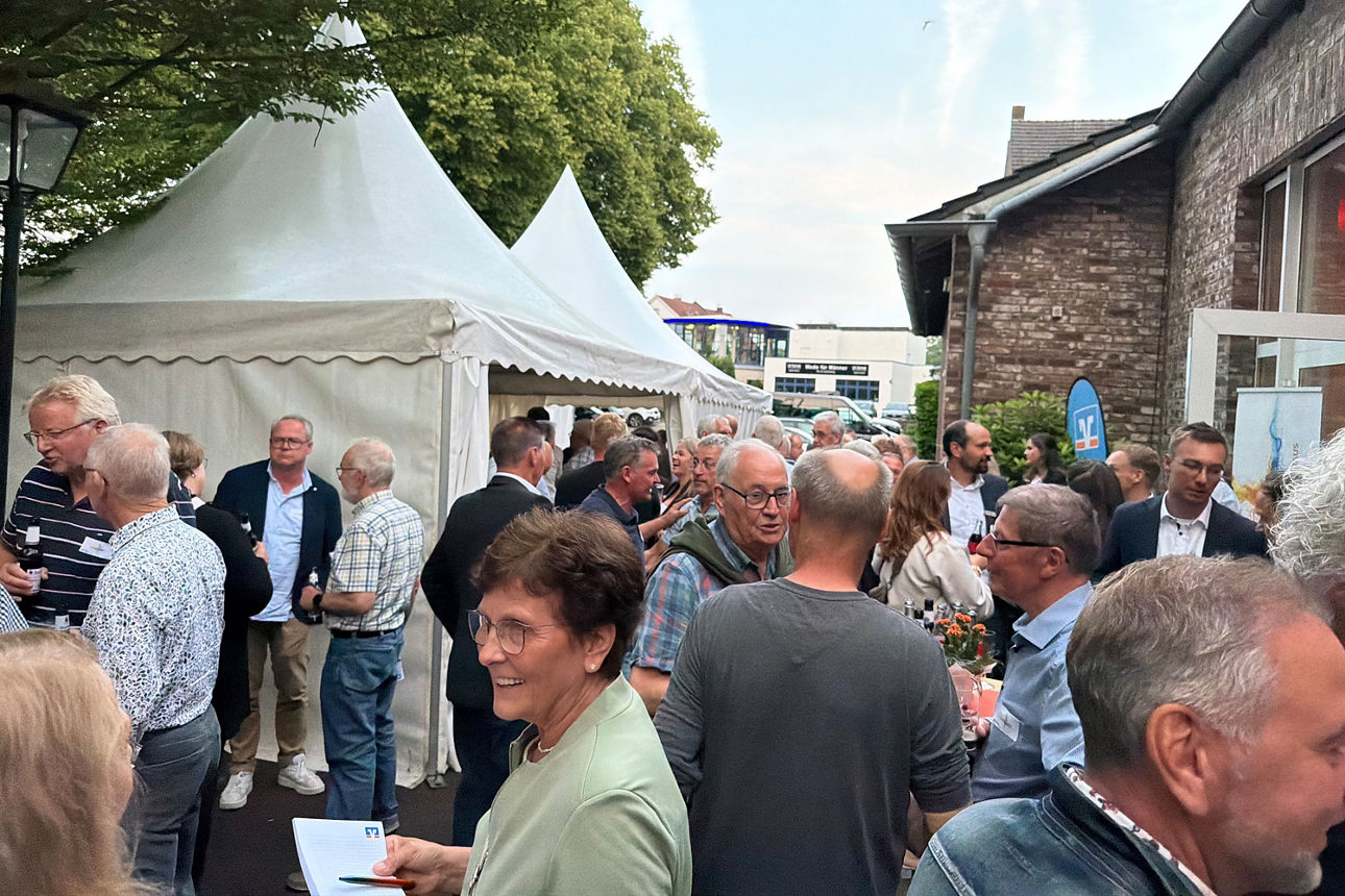 Unsere gewählten Vertreter vor dem Saal Ramirez