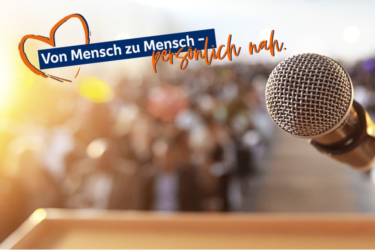 Mikrofon im Hintergrund Publikum 