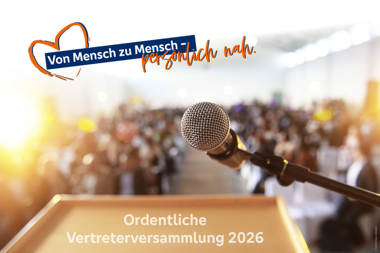 Mikrofon und Rednerpult im Hintergrund Publikum 