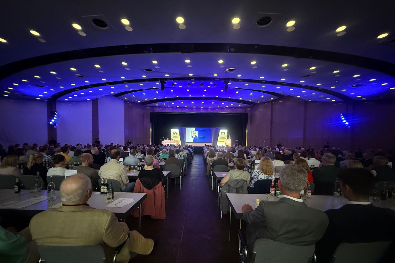 Aufnahme der Bühne von ganz hinten mit Publikum