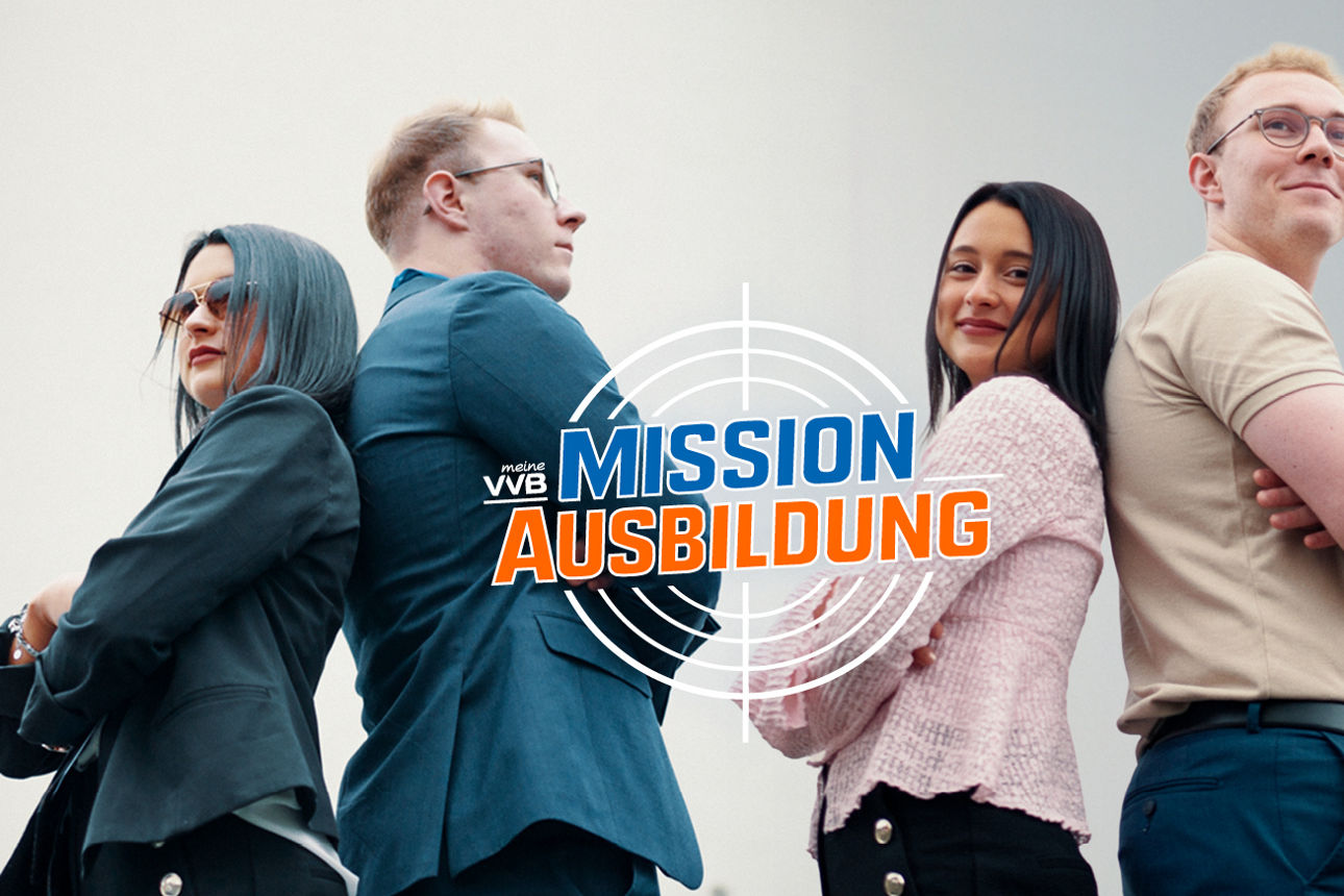 ein Mann und eine Frau im Casual Business Outfit stehen Rücken an Rücken mit verschränkten Armen