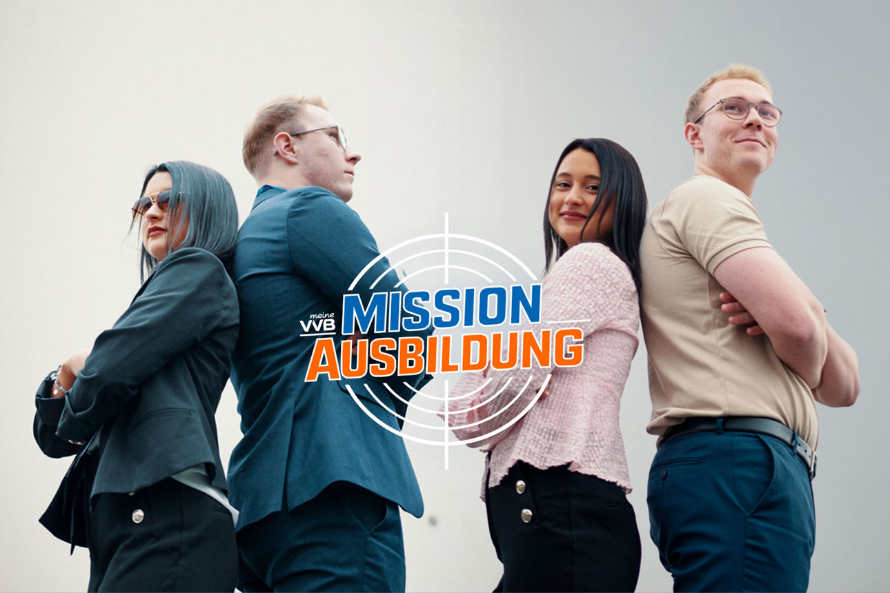 Zwei Personen stehen mit dem Rücken zueinander mit verschränkten Armen