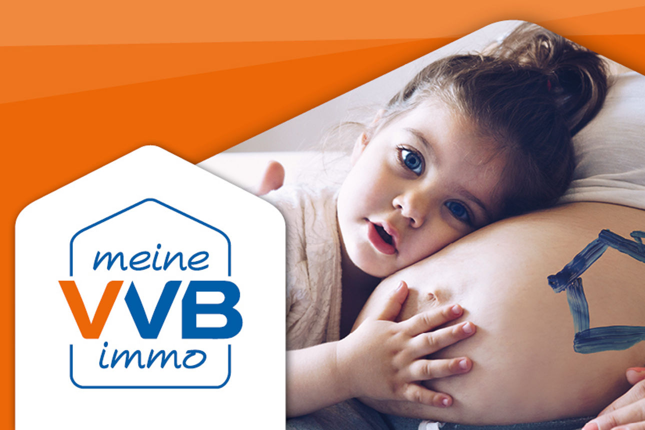 Kind liegt mit dem linken Ohr bei der schwangeren Mutter auf dem Bauch