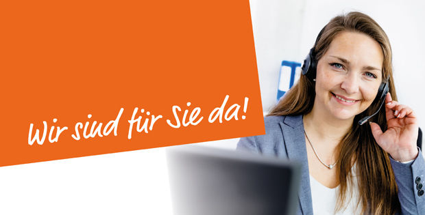 Eine Dame, die lächelt und im Serviceteam arbeitet
