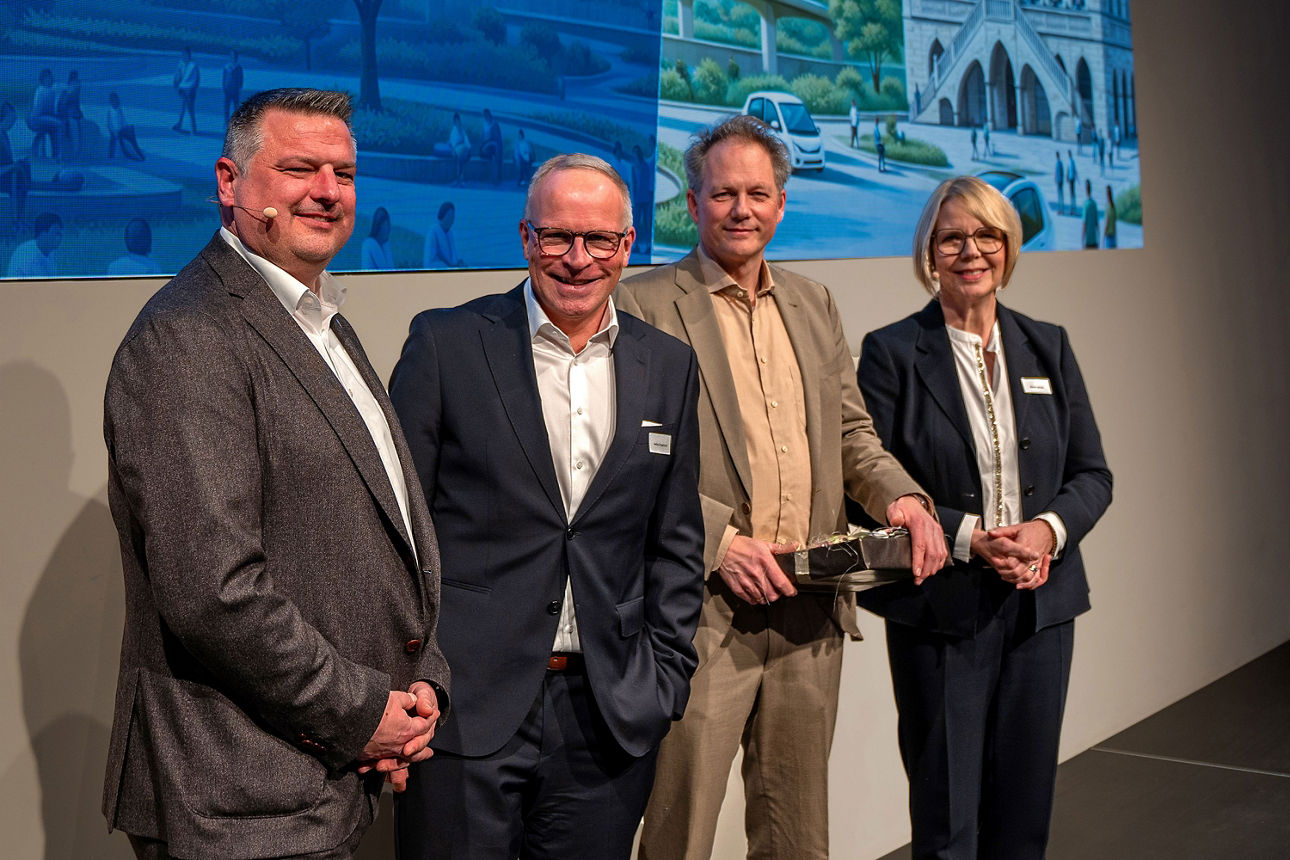 Vortrag zu „Hedonistischer Nachhaltigkeit“ und CopenHill auf einer Bühne, gefolgt von einem Gruppenfoto der Referenten vor de