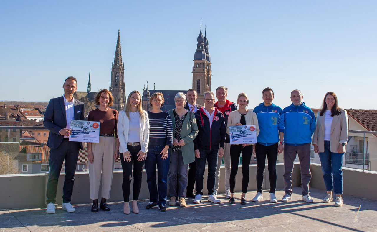 Toni González (Bereichsleiter Vereinigte VR Bank Kur- und Rheinpfalz) mit Kollegen sowie Vertretern der Vereine