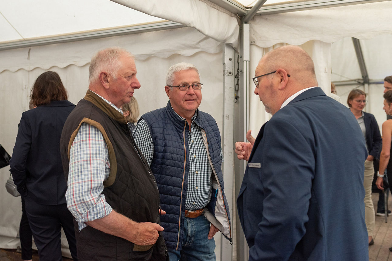 Aufsichtsrat und Gäste der Vertreterversammlung im Gespräch.