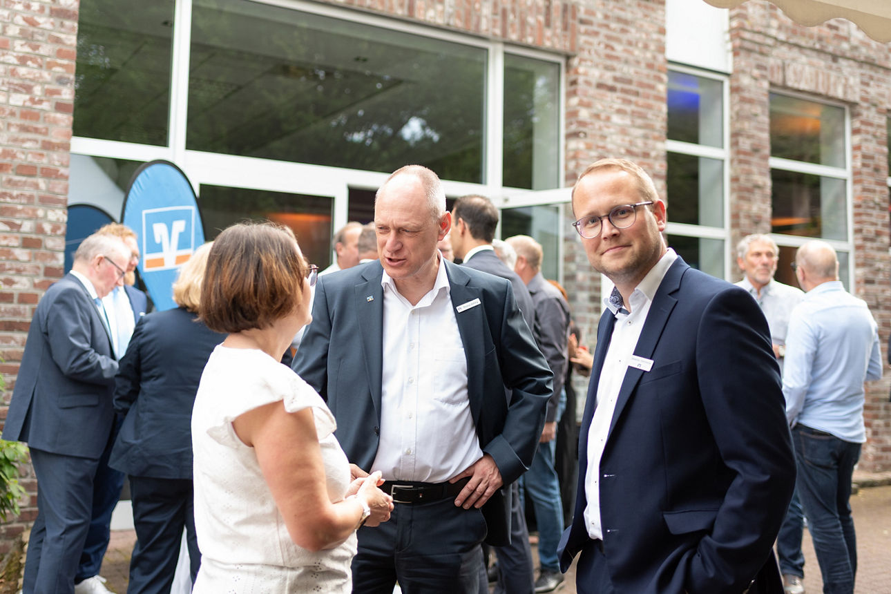 Mitarbeiter der Volksbank Schermbeck im Gespräch.