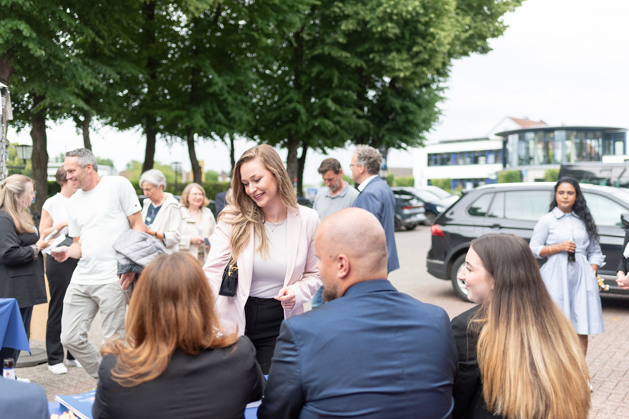 Vertreterin bei der Anmeldung zur Vertreterversammlung.