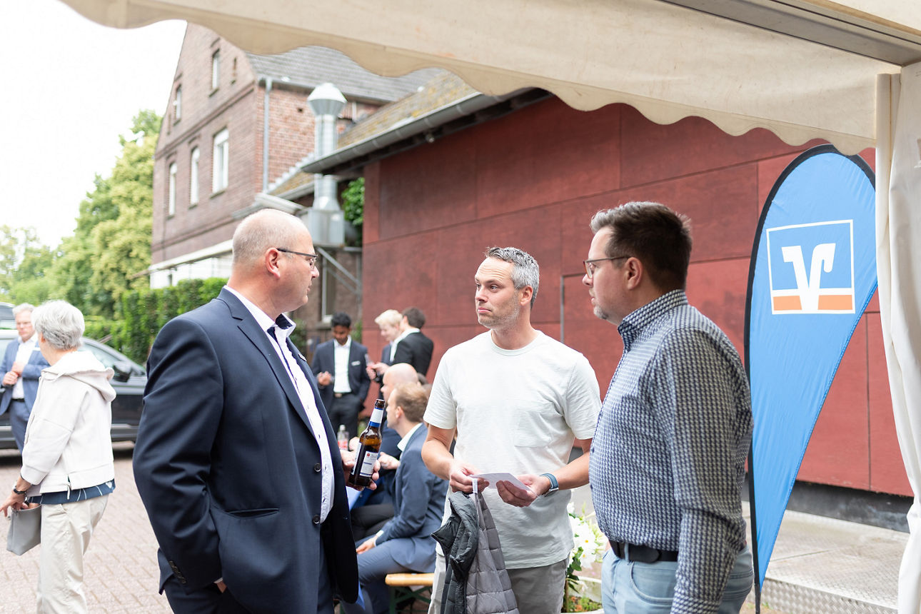 Vertreter und Mitarbeiter der Volksbank Schermbeck im Gespräch.