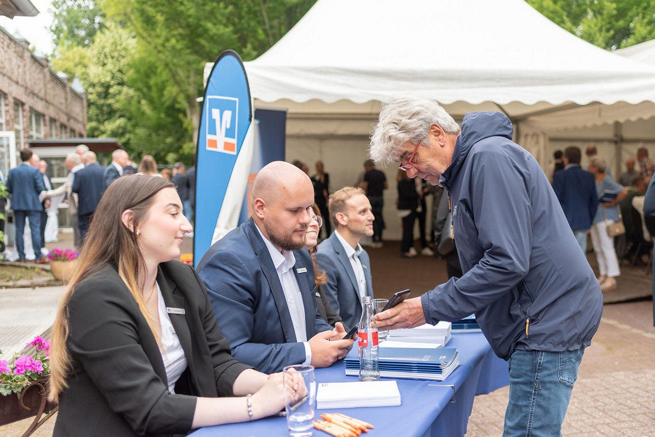 Ein Vertreter bei der Anmeldung der Mitarbeiter der Volksbank  Schermbeck.
