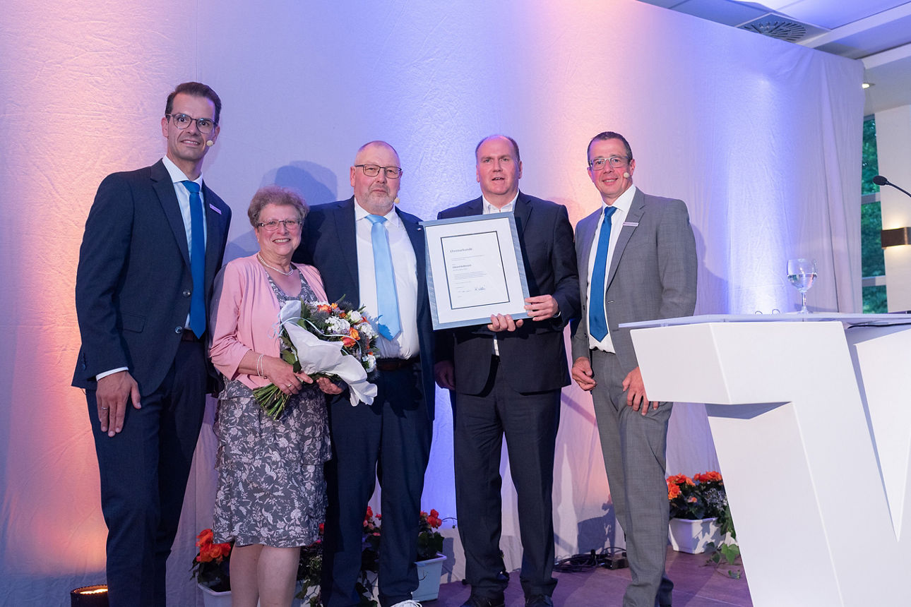 Gratulation mit Brief zur silbernen Ehrennadel für Eduard Kolkmann. Stefan Korte, Frau Kolkmann mit Blumen in der Hand, Laudatio Carsten Waldhelm und Norbert Scholtholt