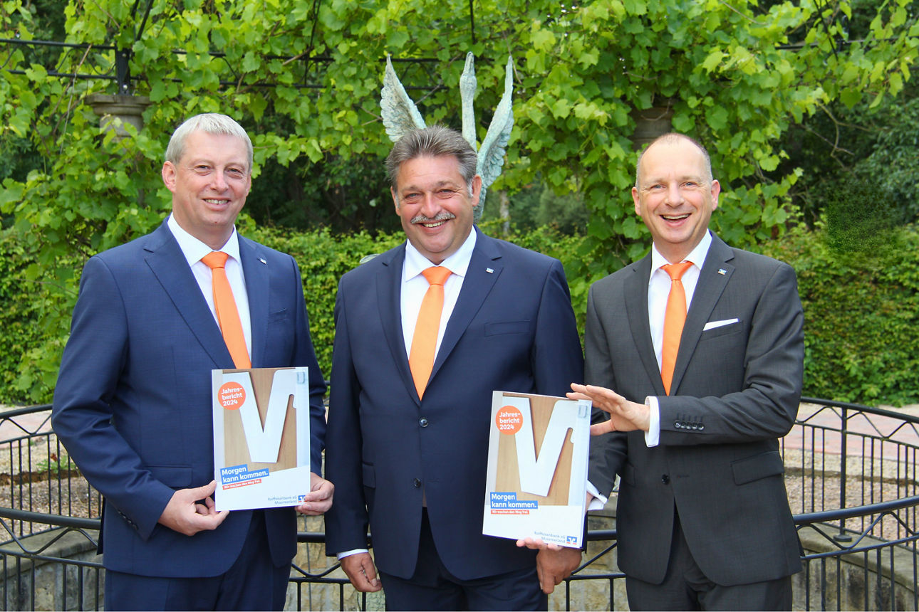 Lothar Janssen (Vorstandsmitglied), Adrianus Sinnige (Aufsichtsratsvorsitzender) und Ulrich Jungmann (Vorstandsmitglied).