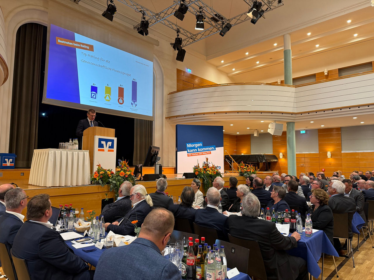 Foto in den Saal mit Gästen mit Blick auf die Bühne