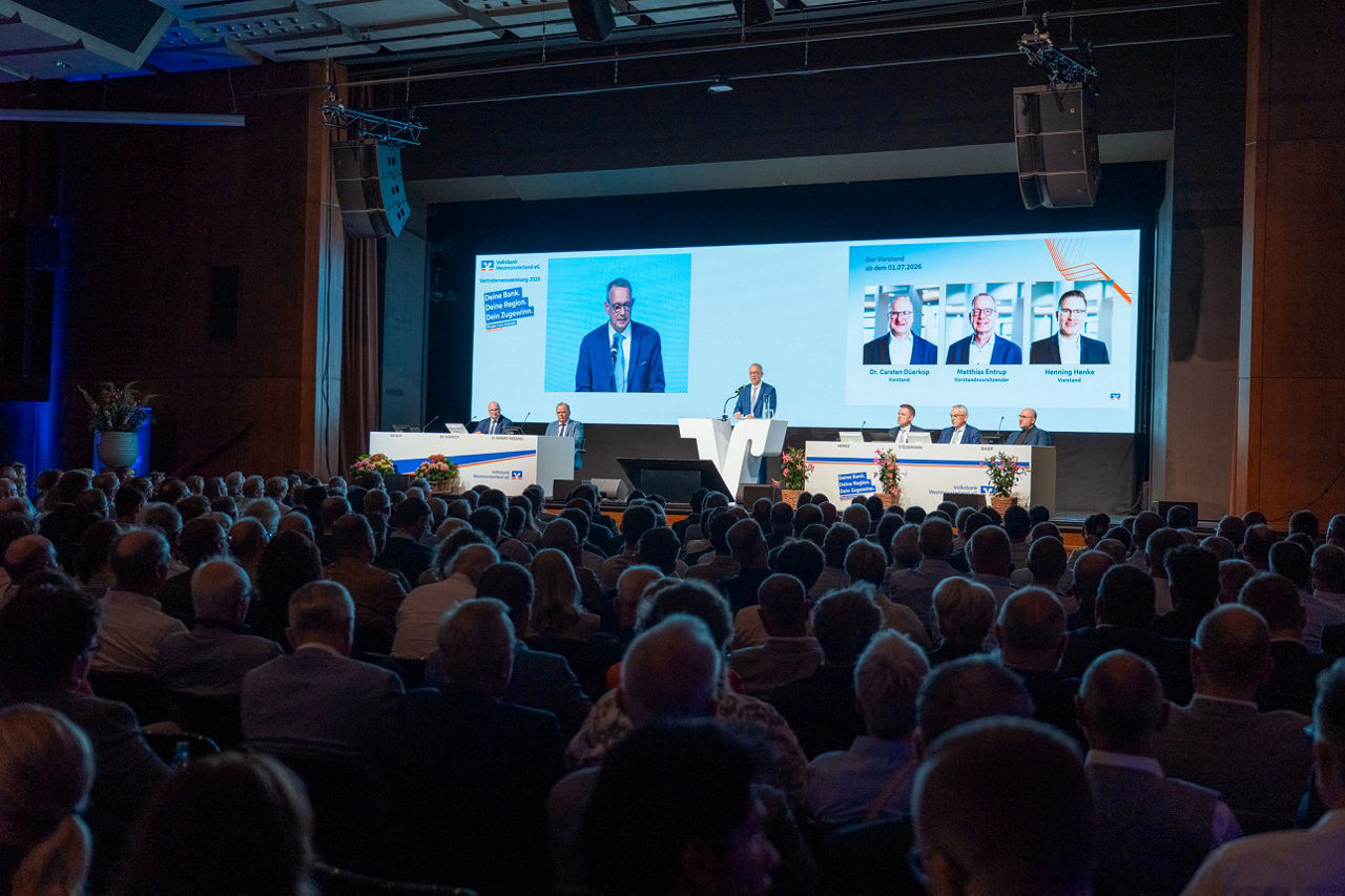 Menschen vor der Bühne