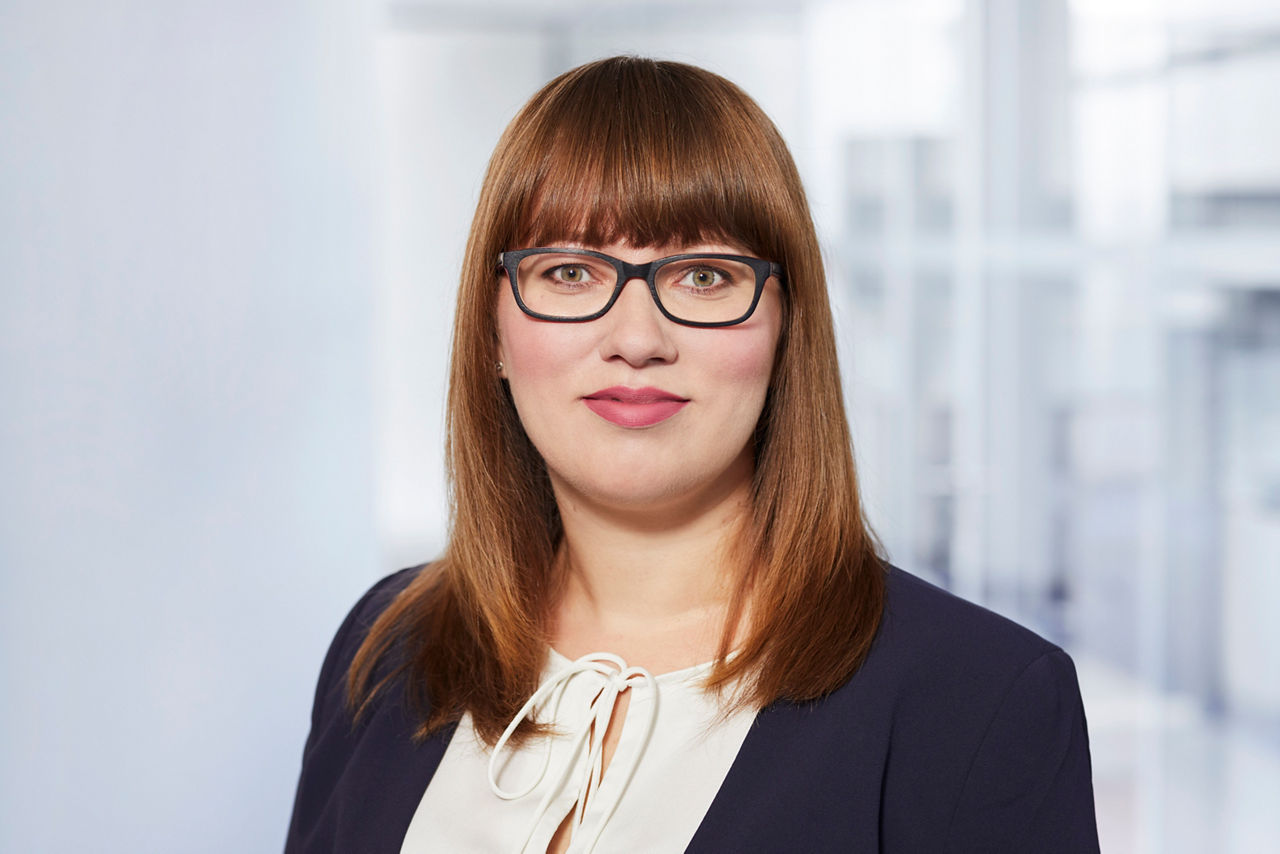 Portrait zeigt Mitarbeiterin Vanessa Flott aus der Abteilung Marketing
