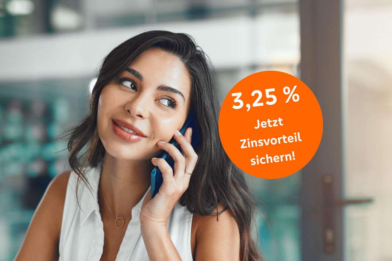 Frau telefoniert, rechts orangener Kreis mit Text: „3,25 % Jetzt Zinsvorteil sichern!"
