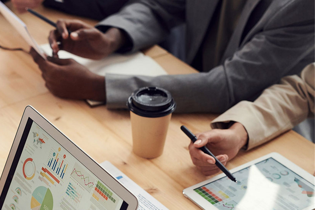 Junge Modedesignerin bei der Arbeit