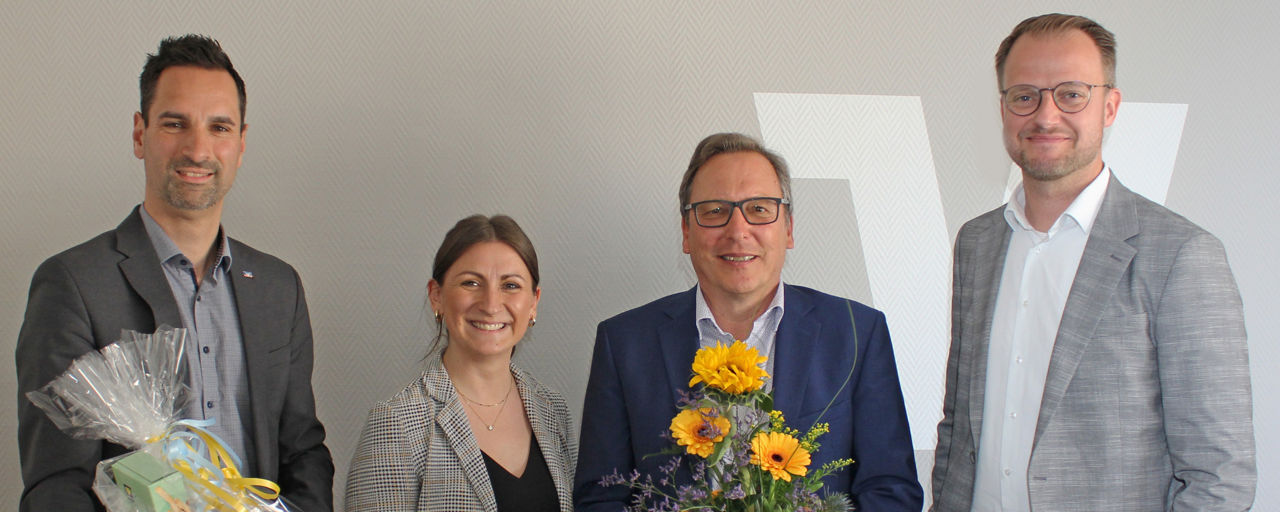 Peter Schau, Michael Pohlmann und Jelena Sarcevic verabschieden Uwe Heiting in den Ruhestand