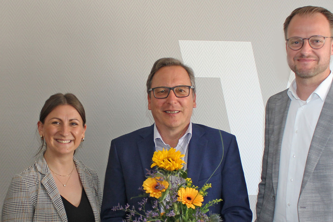 Peter Schau, Michael Pohlmann und Jelena Sarcevic verabschieden Uwe Heiting in den Ruhestand