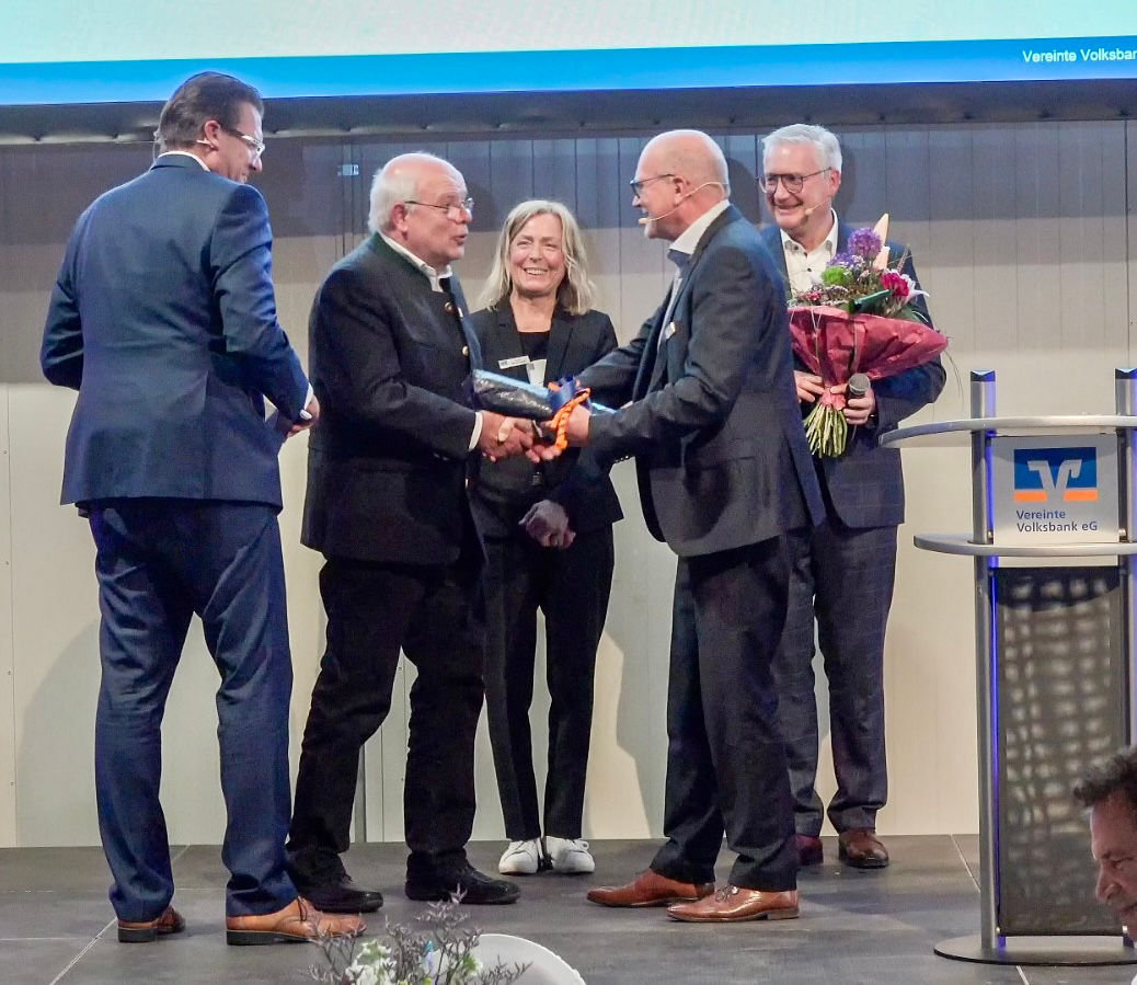 Aufsichtsratsvorsitzender Dirk Richter verabschiedete Dr. Günter Korte aus dem Kontrollgremium der Vereinten Volksbank.