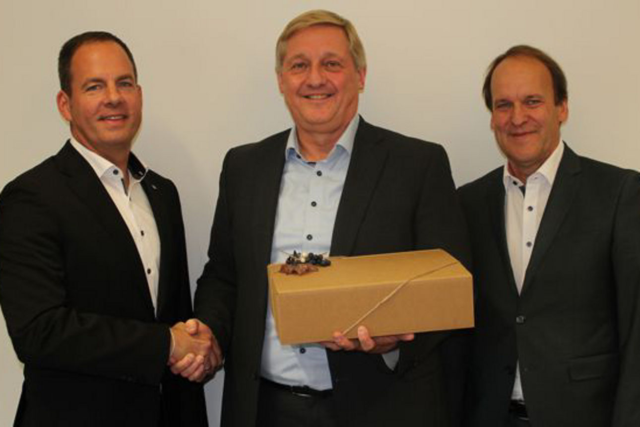 Direktor Martin Hofmann (links) und Geschäftsstellenleiter Leonhard Stüber (rechts) verabschieden Jürgen Kloha.