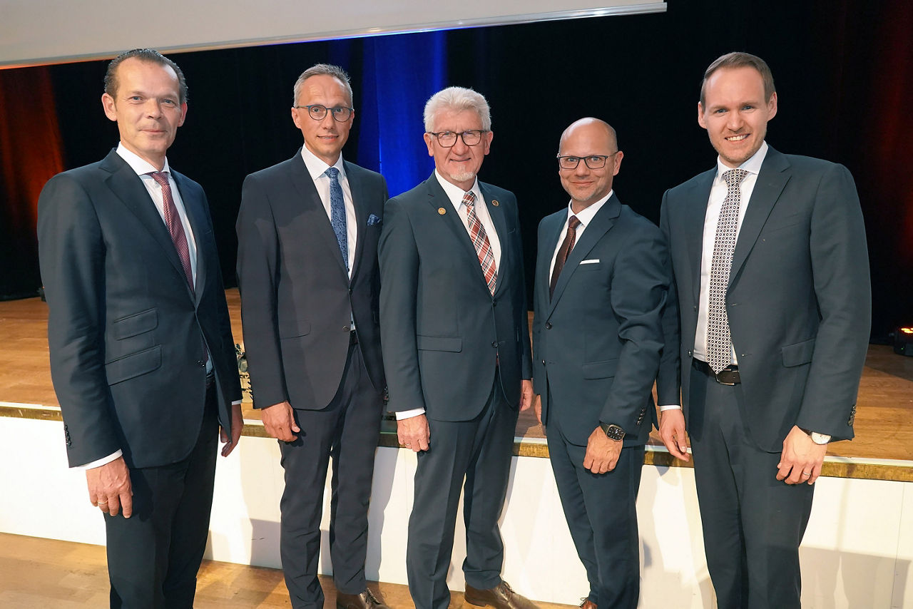 v.l. Vorstand Thomas Schwarz, Vorstandsvorsitzender Joachim Hausner, scheidender Aufsichtsratsvorsitzender Günter Schuster, Vorstand Alexander Brehm, Vorstand Sven Müller