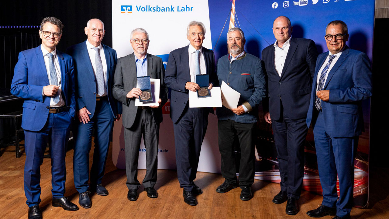 Peter Rottenecker, Reiner Richter, Hans-Christoph Freiherr Roeder von Diersburg, Jürgen Mack, Egbert Niekamp, Dr. Ulrich Theileis und Bernd Neugart lächeln in die Kamera
