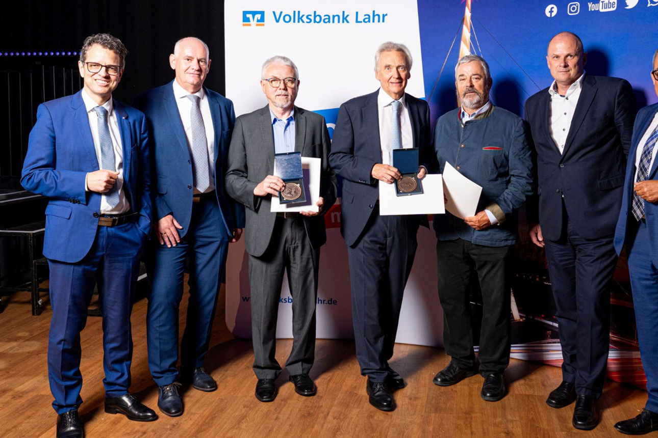 Peter Rottenecker, Reiner Richter, Hans-Christoph Freiherr Roeder von Diersburg, Jürgen Mack, Egbert Niekamp, Dr. Ulrich Theileis und Bernd Neugart lächeln in die Kamera