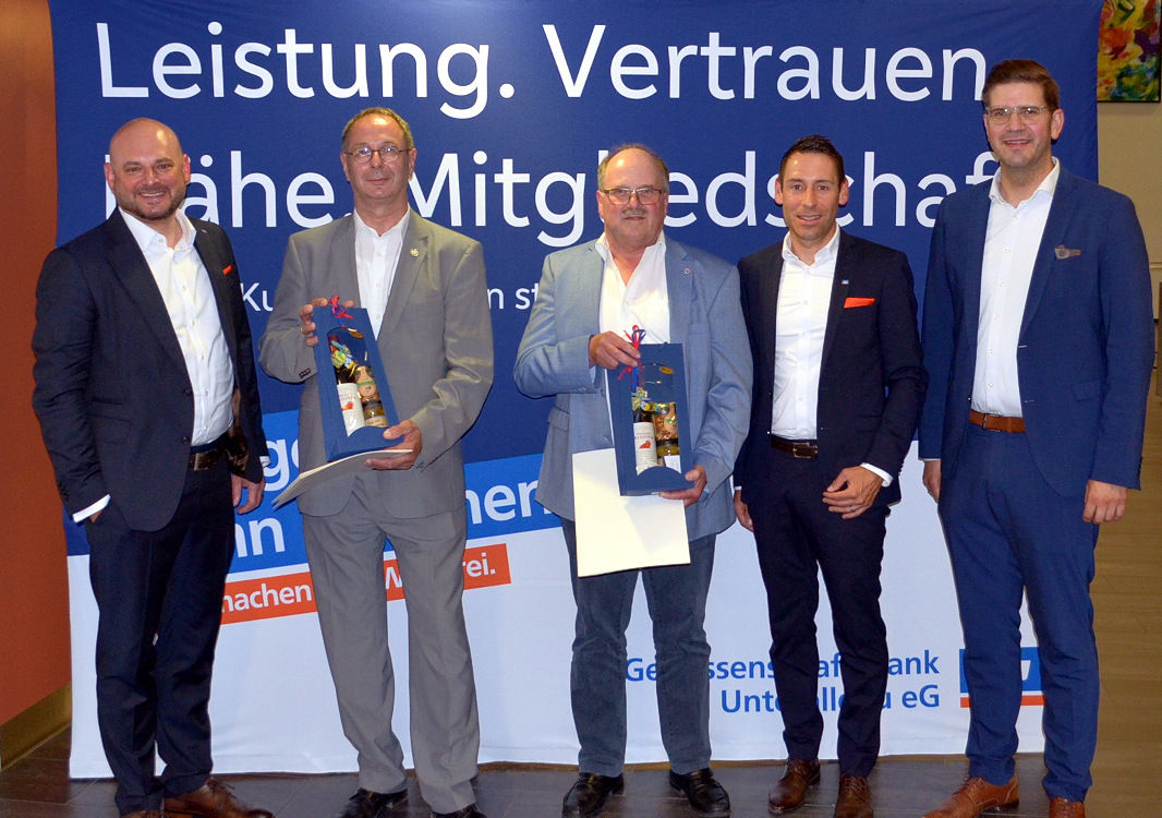 Ehemalige Aufsichtsräte stehen mit Geschenkkorb neben dem Vorstand
