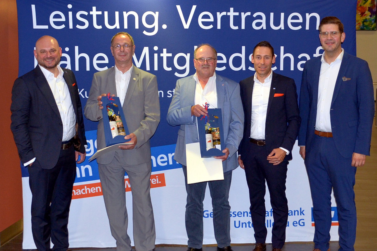 Ehemalige Aufsichtsräte stehen mit Geschenkkorb neben dem Vorstand