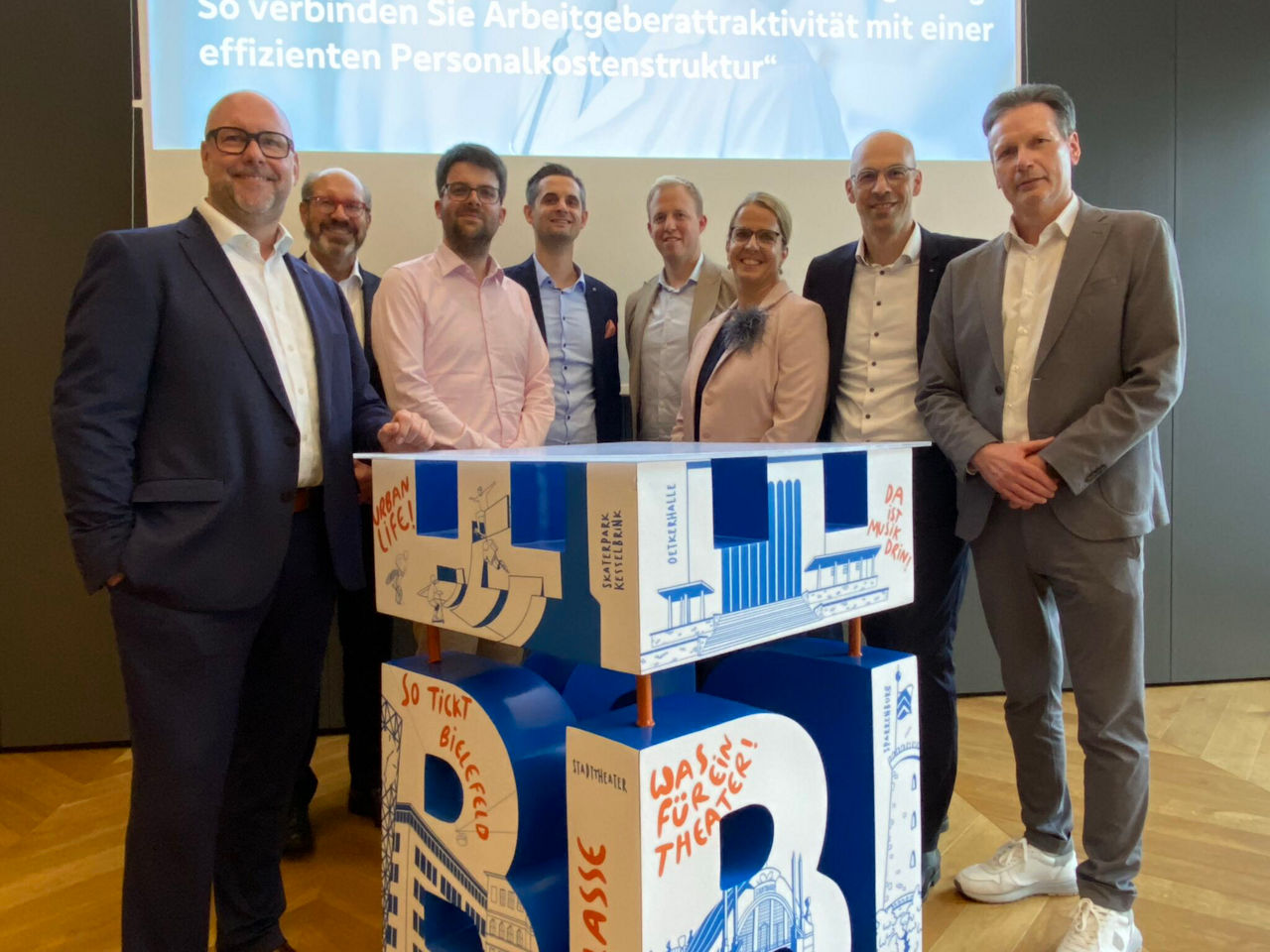 Das Team Heilberuflerberatung der Volksbank in Ostwestfalen mit Referent Thomas Grah.