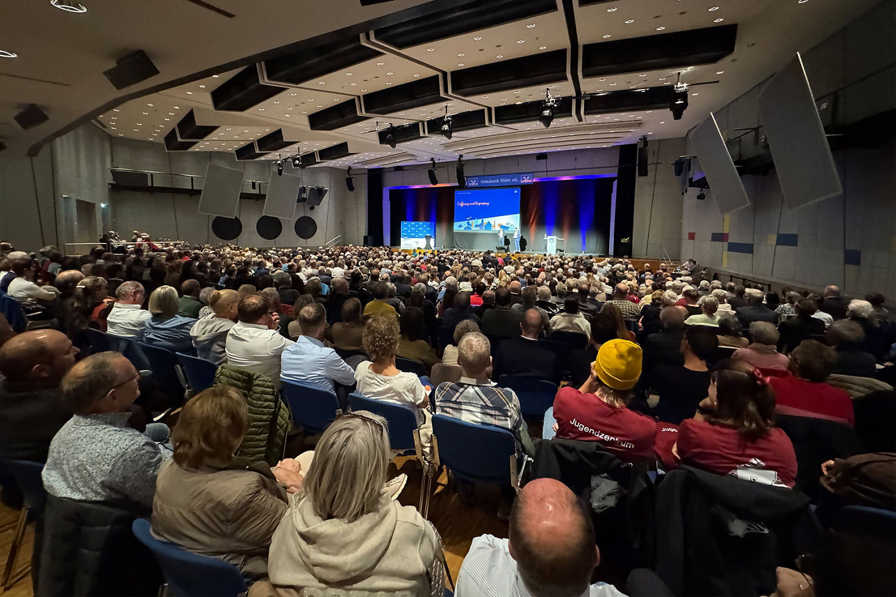 Zuhörer in einem Saal bei einer Veranstaltung