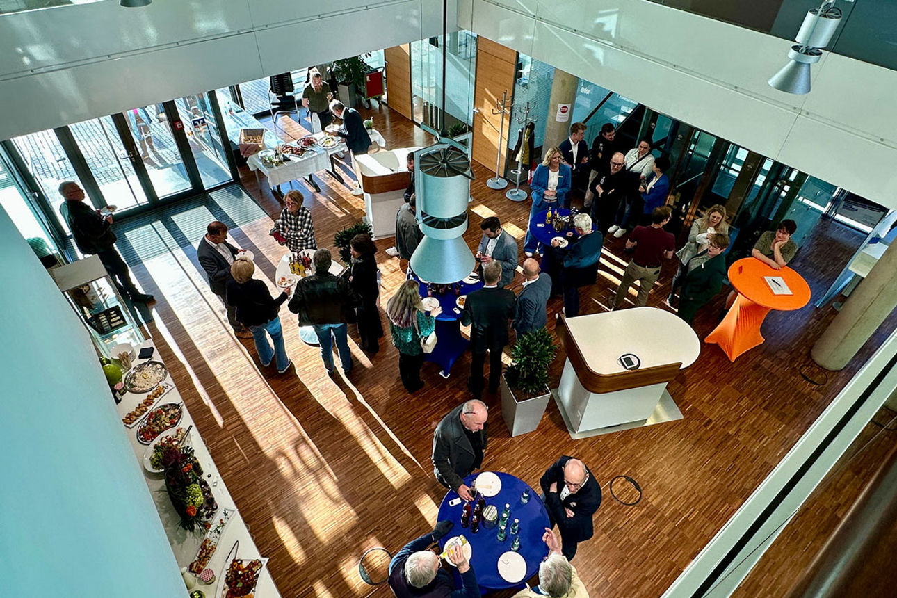 Blick von der Empore auf das Foyer im Forum während einer Veranstaltung