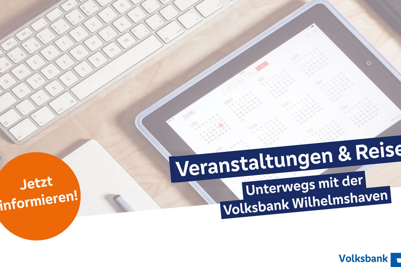 Tablett liegt auf dem Tisch neben einer Tastatur