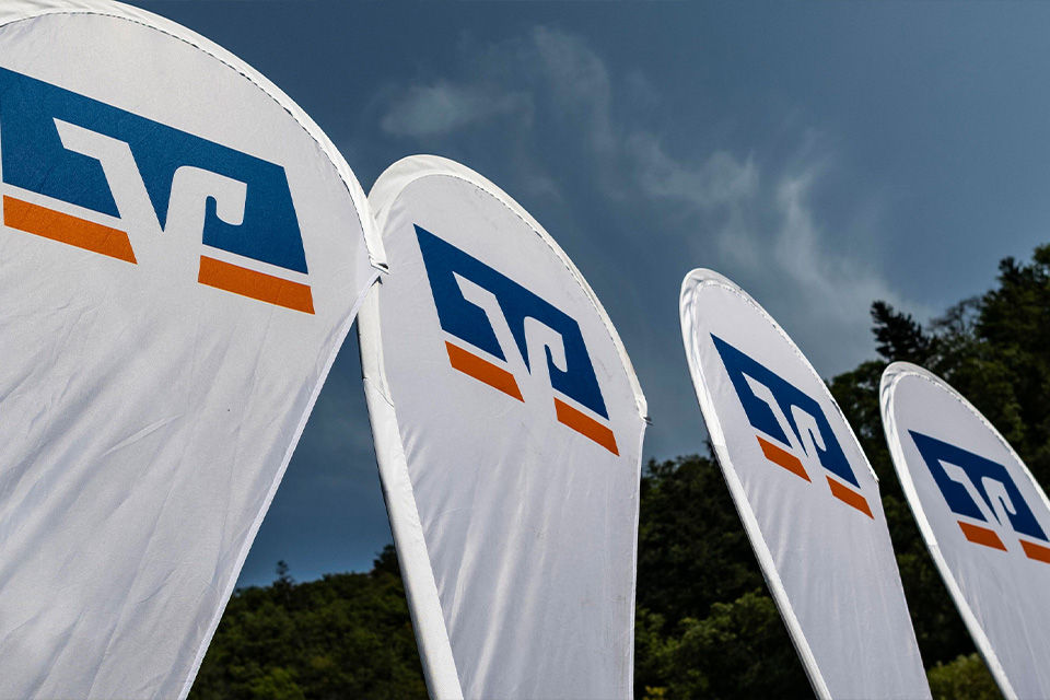 Foto mit 5 Flaggen mit Logo der Volksbanken Raiffeisenbanken