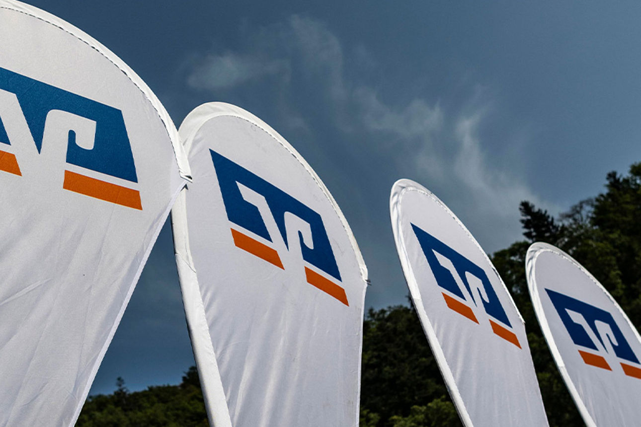 Foto mit 5 Flaggen mit Logo der Volksbanken Raiffeisenbanken